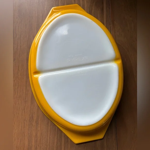 Pyrex Daisy 1 1/2 Quart Divided Dish “Golden Sunflower” 1970 GUC - Picture 5 of 6